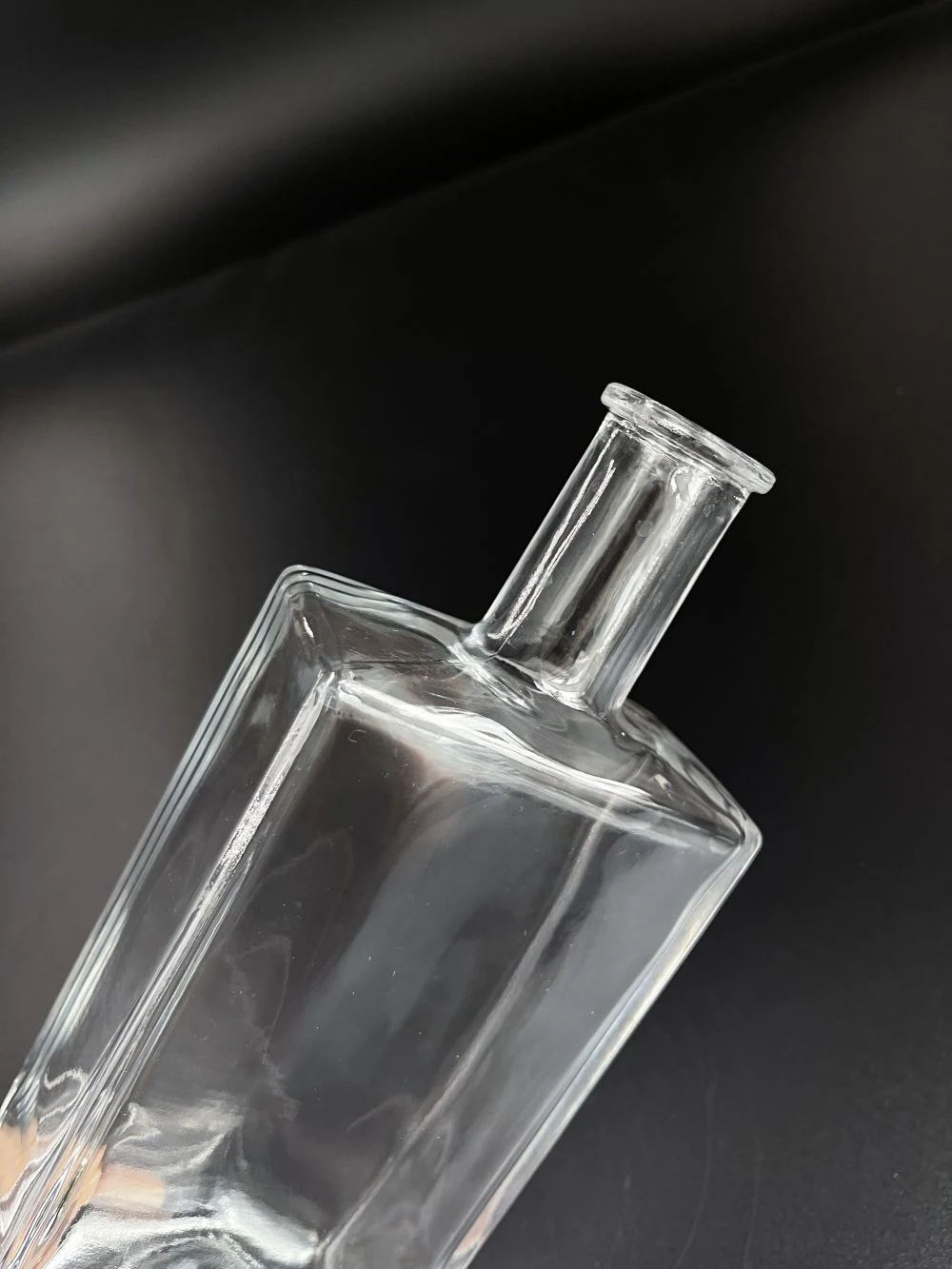 Hot Sale Square Crystal Glass Bottle for Liquor/Spirit/Vodka/Whisky/Wine with Cap