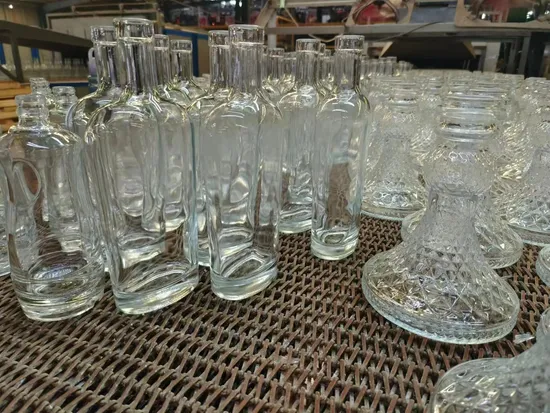 Estocado 375ml 500ml 700ml 1000ml Garrafa de vidro vazia de pintura offset para vodka licor vinho com tampa de rosca de cortiça de polímero